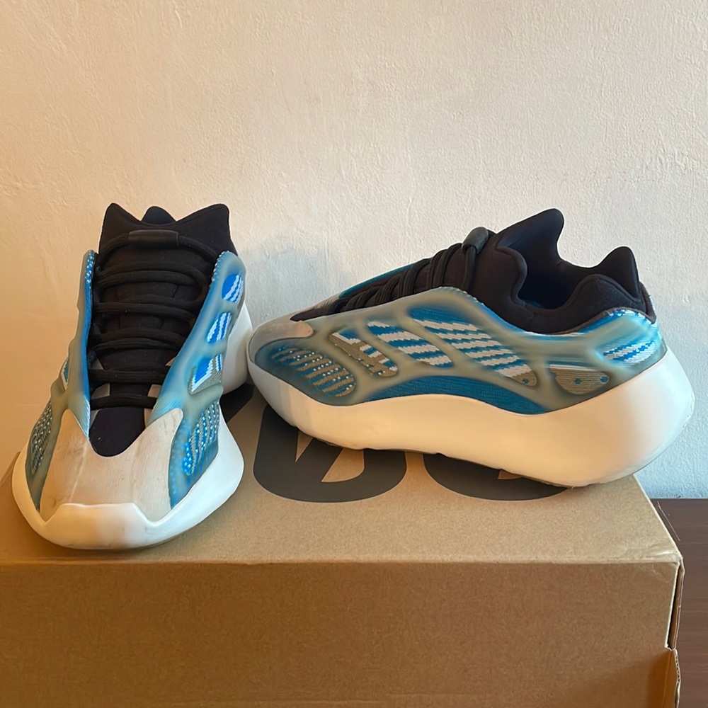 Yeezy 700 V3  size 5-1.2
